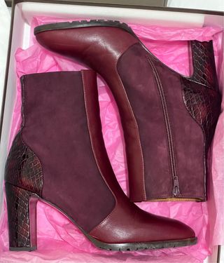 Botines Chie Mihara Burdeos Piel Serpiente Tacon