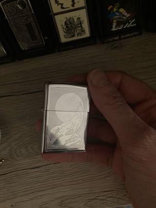 Zippo con incisione lupo e luna