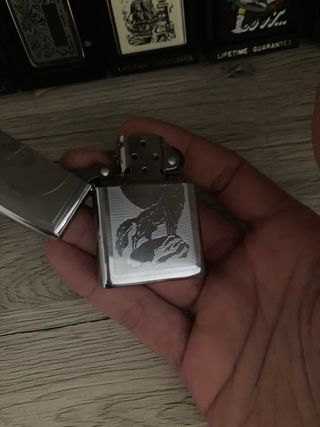 Zippo con incisione lupo e luna