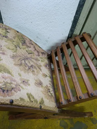 Reposapiés balancín antiguo tapizado