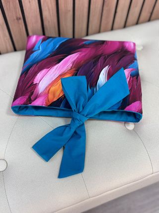 Funda libro/tablet plumas multicolor