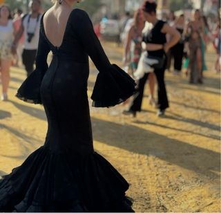 Traje de flamenca negro con lunares