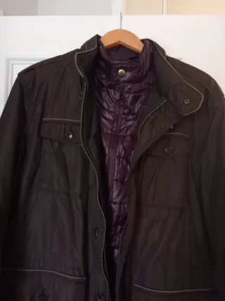 Parka hombre marrón y granate.