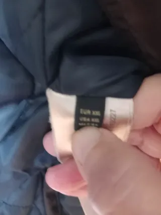 Parka hombre marrón y granate.