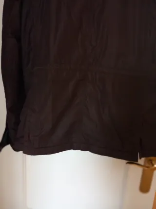 Parka hombre marrón y granate.