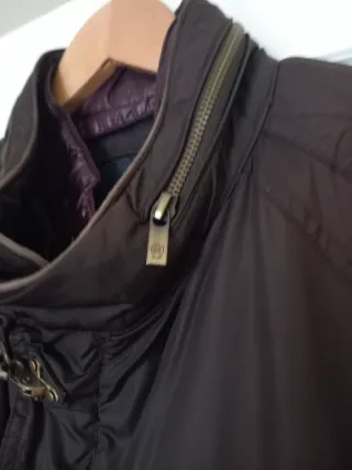 Parka hombre marrón y granate.