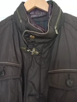 Parka hombre marrón y granate.