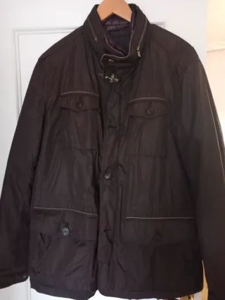 Parka hombre marrón y granate.