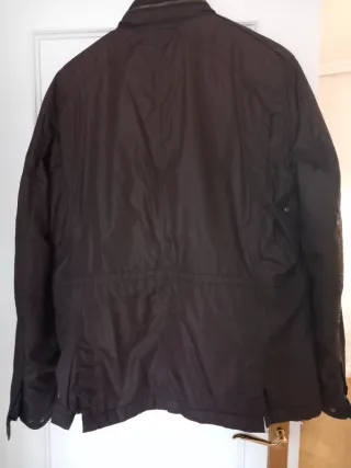 Parka hombre marrón y granate.