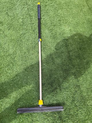 Rastrillo para césped artificial