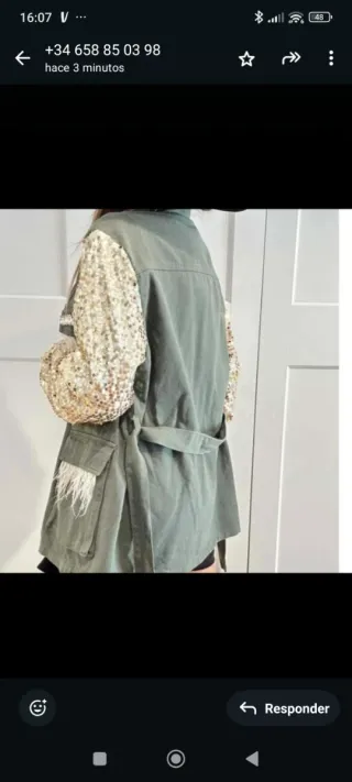 Sahariana verde con lentejuelas y plumas