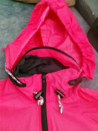 Chubasquero rosa y amarillo