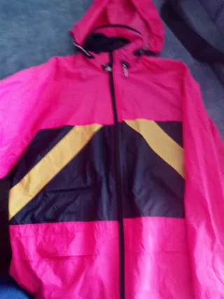 Chubasquero rosa y amarillo