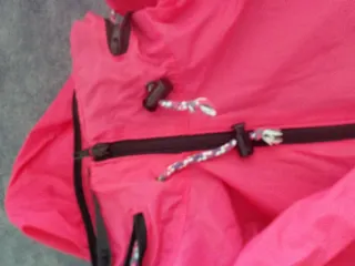 Chubasquero rosa y amarillo