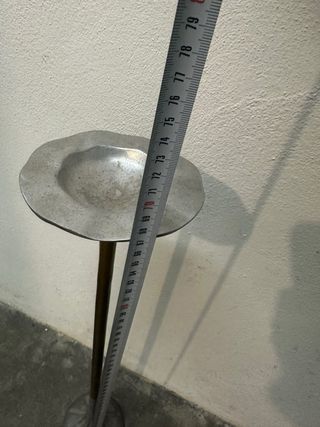 Cenicero de pie metálico