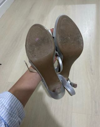 Tacones plateados de fiesta