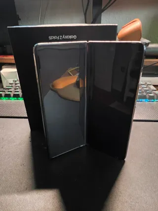 Samsung Galaxy Z Fold 5 con fundas y pen