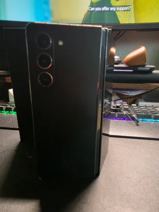 Samsung Galaxy Z Fold 5 con fundas y pen