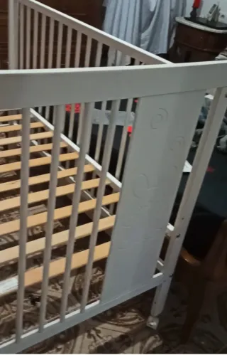 Cuna de bebé con colchón