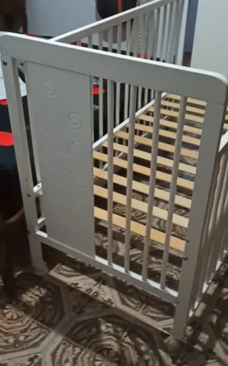 Cuna de bebé con colchón