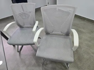 Sillas de oficina grises y blancas