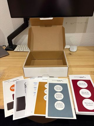 Caja Nintendo DSi XL Super Mario y manuales.