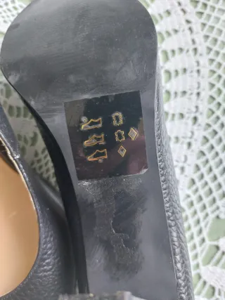 Zapatos de piel negros ,abiertos en la puntera