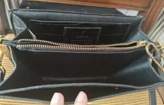 Bolso negro de piel sintética con pedrería