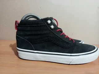 Zapatillas Vans Botas Negras Cordones Rojos