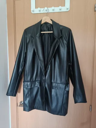 Conjunto polipiel negro blazer y pantalón