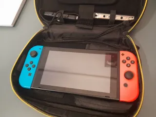 Nintendo Switch + Estuche Pokémon