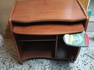 Mesa de estudio y ordenador con ruedas