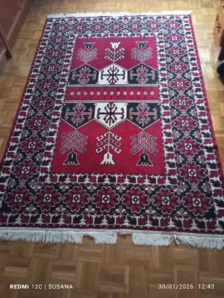 Alfombra diseño tradicional rojo y negro