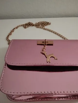 Bolso rosa metalizado con charm de ciervo