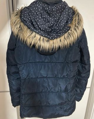 Abrigo azul con capucha y pelo