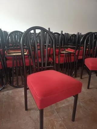 Sillas de salón rojas y negras