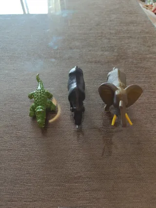 Figuras de animales (cocodrilo, rinoceronte, elefa