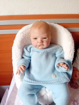 Muñeco realista con ropita extra