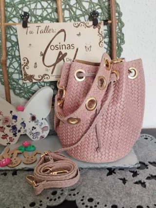 Bolso bombonera efecto trenzado en color Rosa