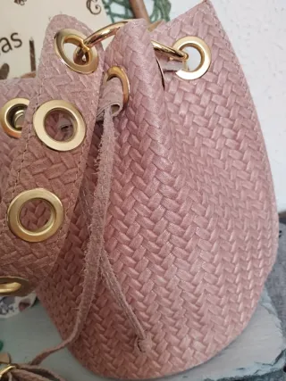 Bolso bombonera efecto trenzado en color Rosa