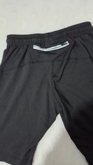 Pantalón corto negro con detalle bandera