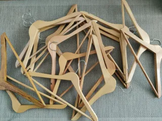 Lote de perchas de madera