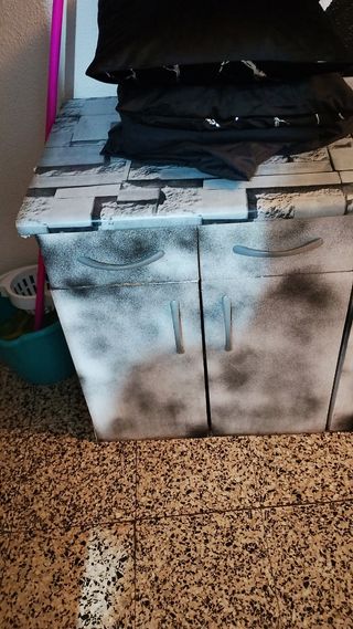 Mueble de madera y plástico