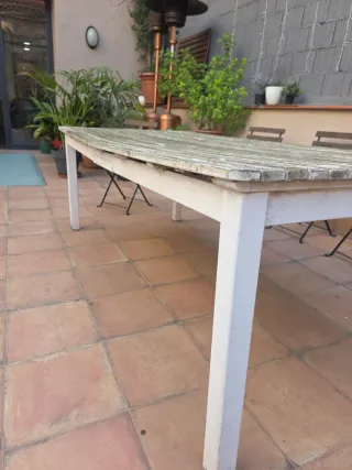 Mesa de exterior madera desgastada.