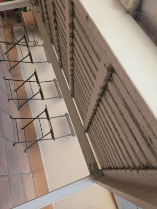 Mesa de exterior madera desgastada.