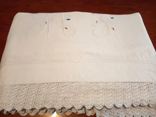 Sábana antigua bordada