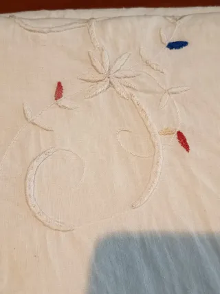 Sábana antigua bordada