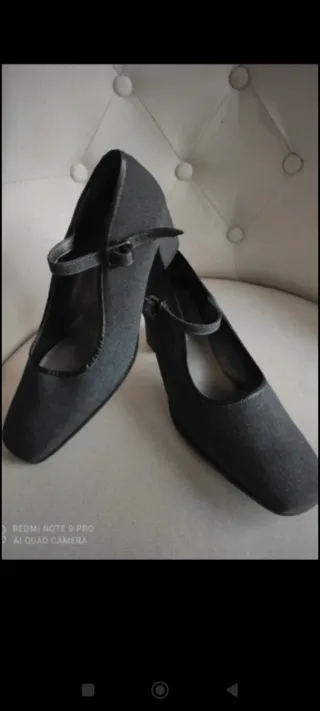 Zapatos de salón grises con tira