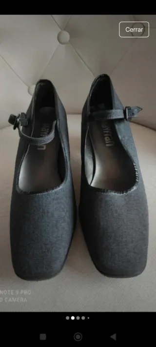 Zapatos de salón grises con tira