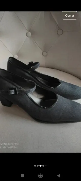 Zapatos de salón grises con tira